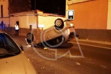 Aparatoso vuelco de un turismo en la carretera general de La Pardilla (Foto TA)